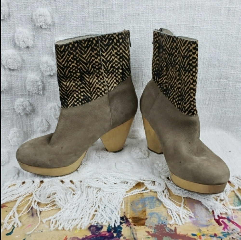 20%20 Callie Wood Black & Tan Leather Booties